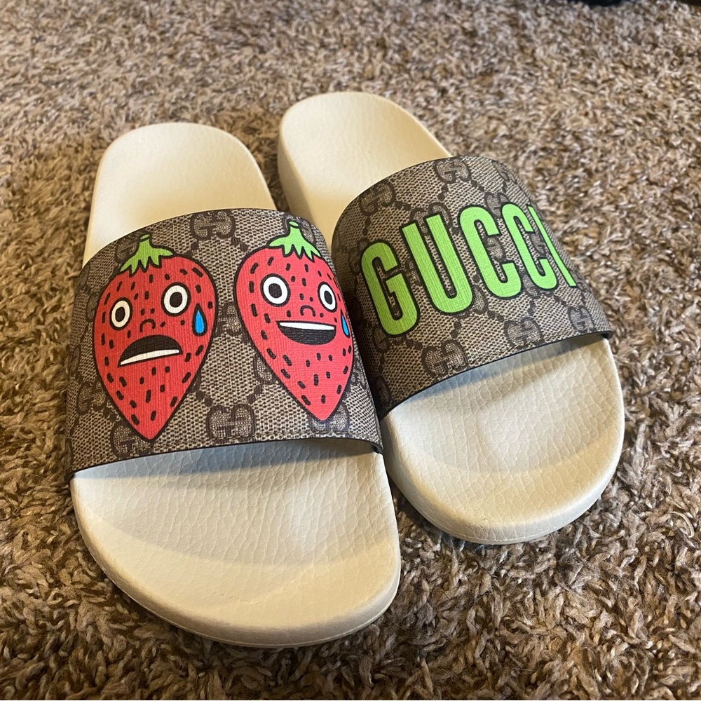 RARE SOLD OUT BEIGE STRAWBERRY GUCCI SLIDES (WORN 1X)